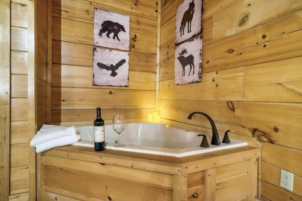 Cabin-N-Smokys! Indoor Resort Pool Views Hot Tub Game Room เซอเวียร์วีล ภายนอก รูปภาพ