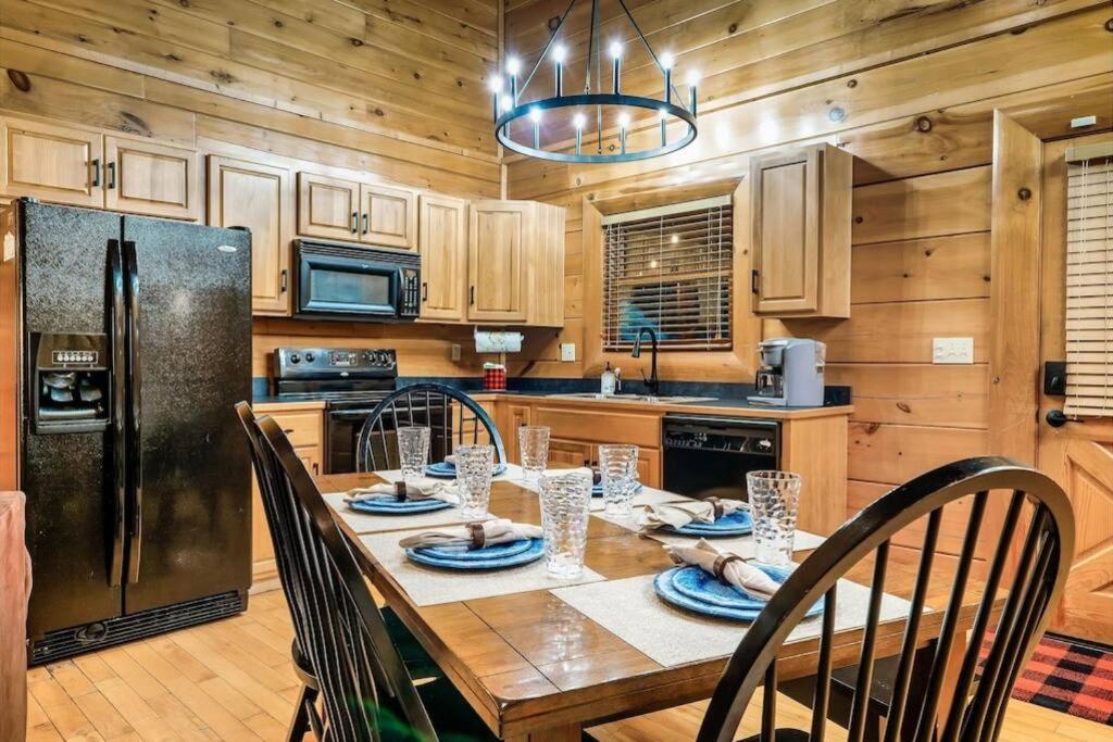 Cabin-N-Smokys! Indoor Resort Pool Views Hot Tub Game Room เซอเวียร์วีล ภายนอก รูปภาพ