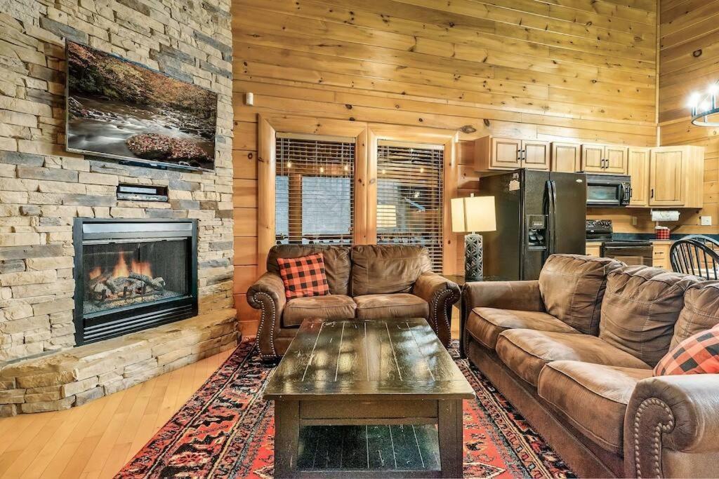 Cabin-N-Smokys! Indoor Resort Pool Views Hot Tub Game Room เซอเวียร์วีล ภายนอก รูปภาพ